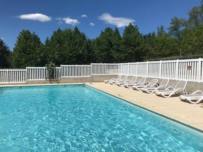 Camping pour 2 personnes, avec Jacuzzi et Terrasse ainsi que Jardin et Piscine