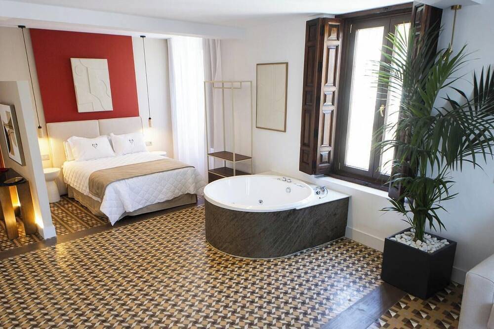 Entire apartment, Premium suite with jacuzzi in Albacete, Albacete Province