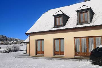 Location de vacances pour 7 personnes, avec terrasse et jardin dans Lac Pavin