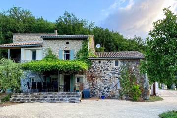 Location de vacances pour 11 personnes, avec balcon et jardin à Viviers