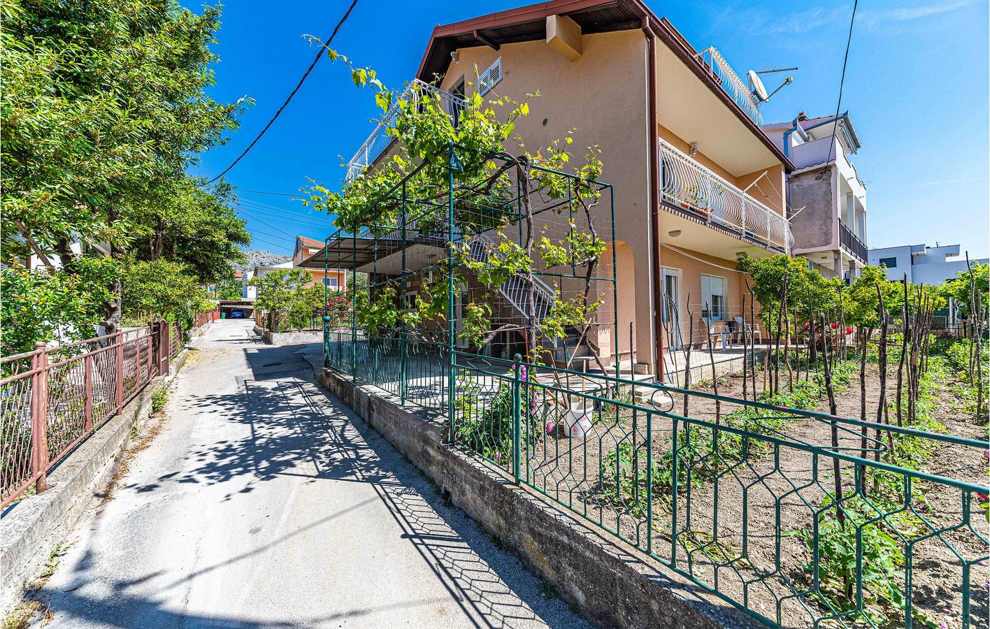 Apartamento vacacional entero, Apartamento de vacaciones para 4 personas con terraza in Trogir, Condado de Split-Dalmacia