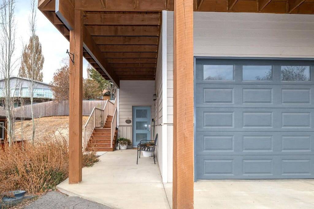 Lakeside Oasis | Hot Tub | Mountain & Lake Views in Kootenay-Nationalpark