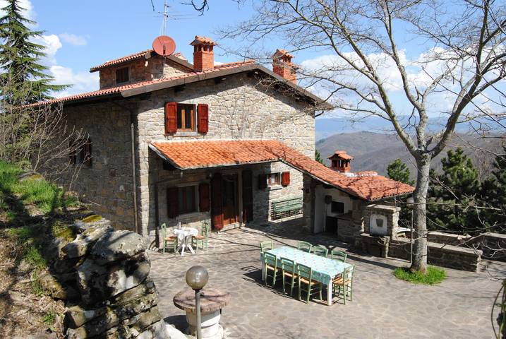 Ferienhaus für 9 Personen, mit Balkon/Terrasse und Garten sowie Ausblick in Castel San Niccolò