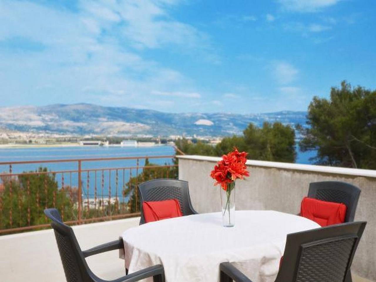 Ganze Wohnung, 3-Zimmer-Ferienwohnung mit Terrasse und Meerblick Arbanija, Ciovo A-5228-f in Arbanija, Ciovo