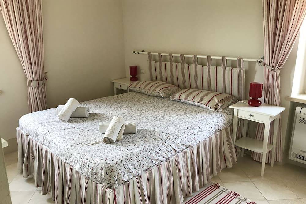 The red house on the roman arch with private pool all for you in Otricoli, Provincia de Terni