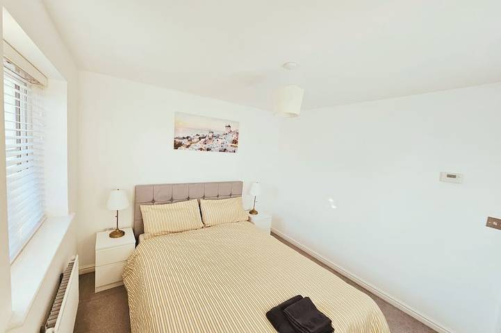 Spacious 2 Bedroom House with parking in Dartford, Kent