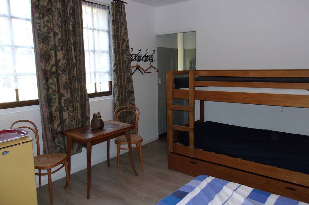 Bed and breakfast La Tour 4 people. in Bagnols-en-Forêt, Draguignan region