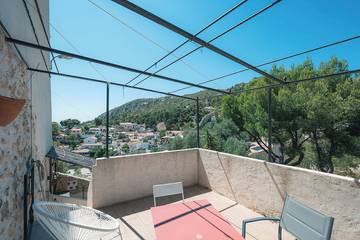 Gîte pour 6 personnes, avec jardin dans Niolon
