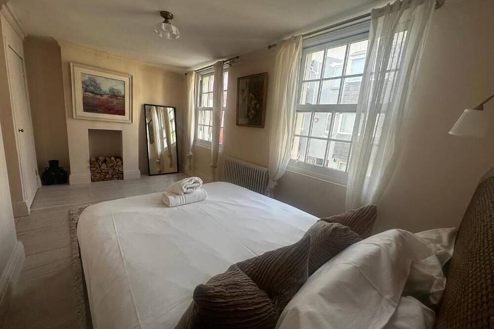 Entire Cosy Seaside Cottage - Minutes from the beach, shops and restaurants! in Hove, Brighton