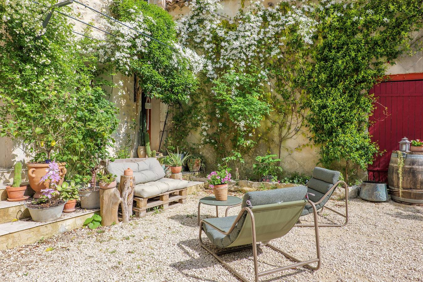Chambre d’hôtes « L’Aphyllanthe » avec grande cour partagée et Wi-Fi in Saint-Remèze, Privas