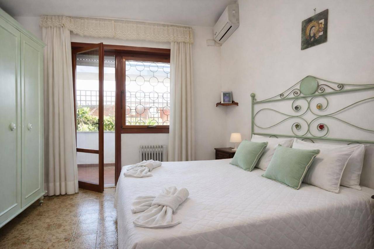Villa summertime walking distance from the sea with garden in Fregene, Fiumicino