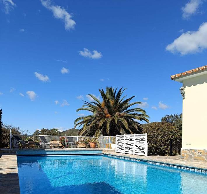 Casa rural para 12 personas, con jardín además de vistas y piscina en Benajarafe