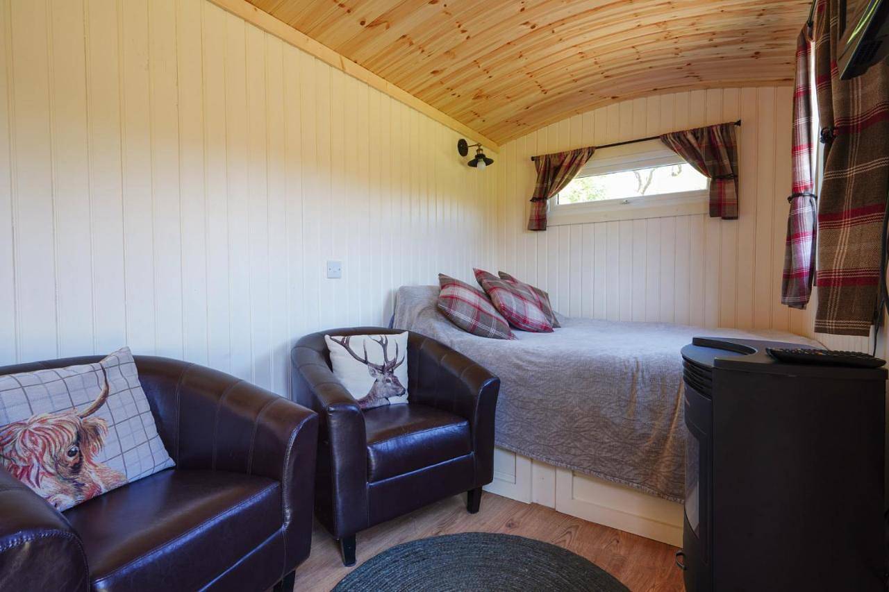 The Laburnum Retreat Shepherds Hut with private hot tub in Staffordshire