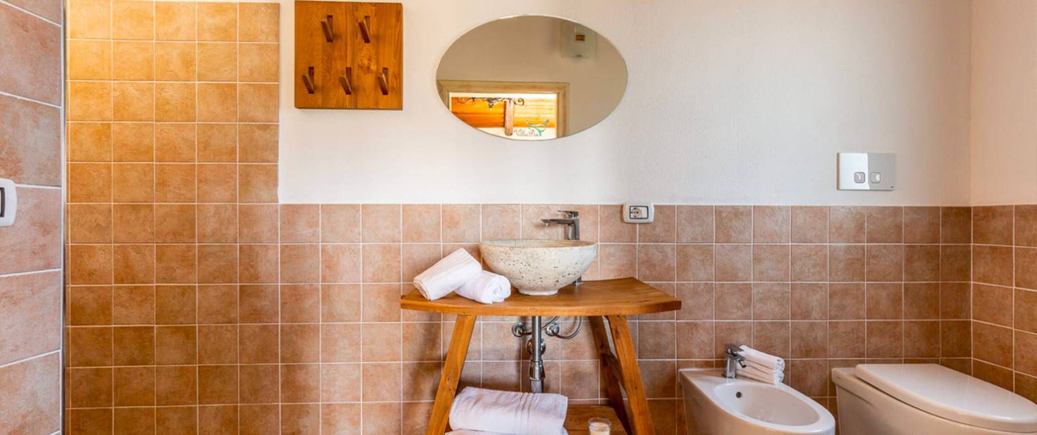 Camera 'Ginepro' con Vista Montagna, Wi-Fi e Aria Condizionata in Uta, Cagliari e Dintorni