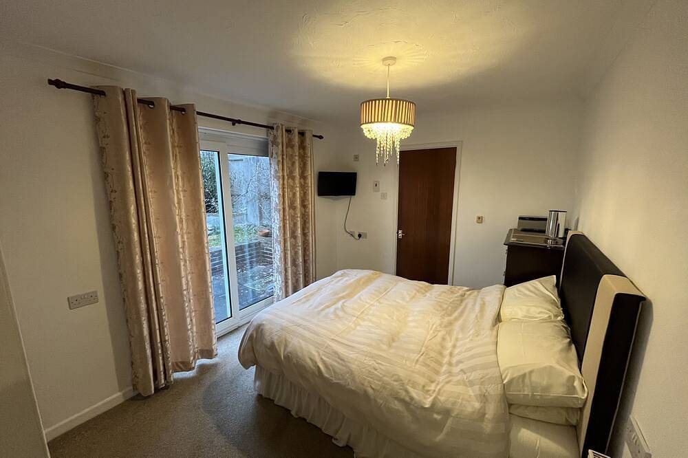 Ganze Wohnung, Geräumiges Apartment mit 1 Schlafzimmer, Parkplatz abseits der Straße und kostenfreiem Wlan in Plymouth, Südwestengland