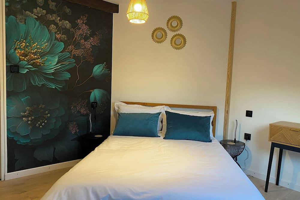 La Lodge 4-bedroom house in château courtyard, Pool, Wifi, Ac, near Vichy in Cusset, Région de Vichy