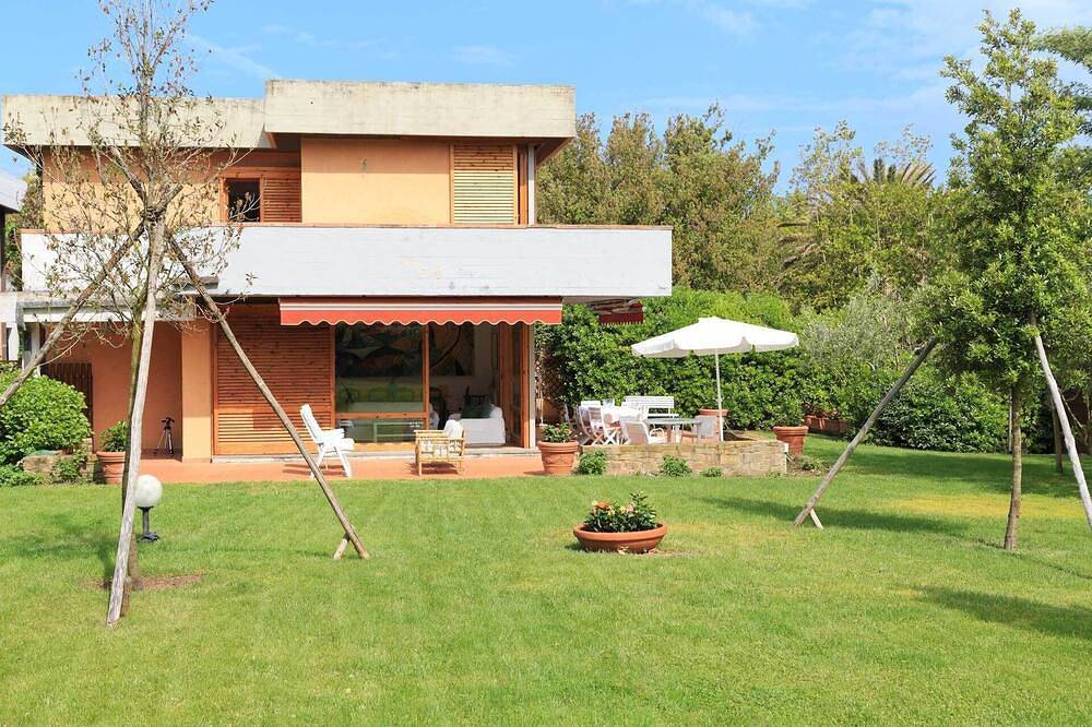 Villa mit wunderschönem Garten und Blick ins Grüne, in der Nähe des Strandes Punta Ala in Punta Ala, Castiglione della Pescaia
