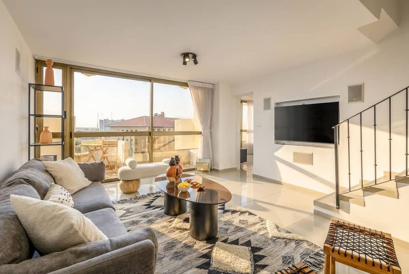 Entire apartment, Seafront 3Bedrooms Duplex w Pool in Herzliya, Tel Aviv District