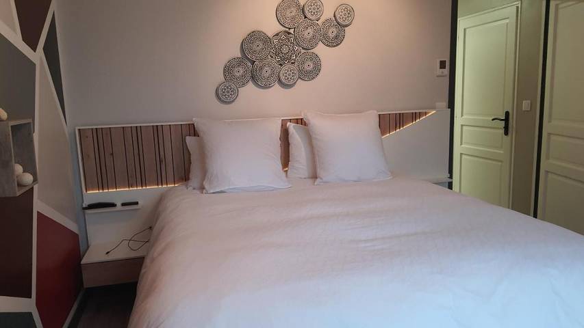 Location de vacances pour 2 personnes, avec terrasse et piscine ainsi que jardin et vue à Saint-Paul-en-Pareds - 3