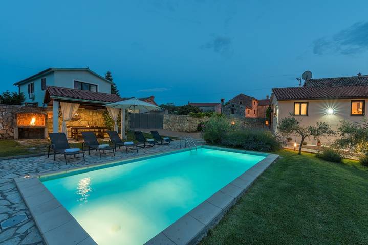 Villa pour 6 personnes, avec balcon/terrasse et piscine, animaux acceptés à Barban - 2