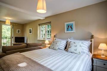 Log Cabin for 2 People in Burford, The Cotswolds, Photo 1