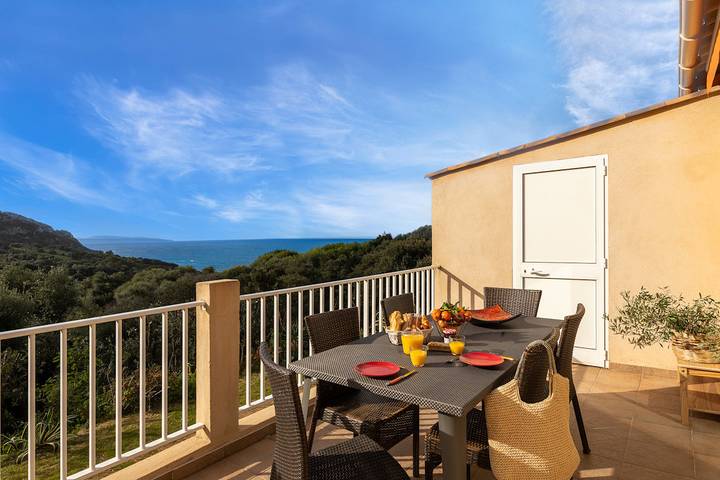 Gîte pour 6 personnes, avec terrasse ainsi que piscine et jardin à Cargèse