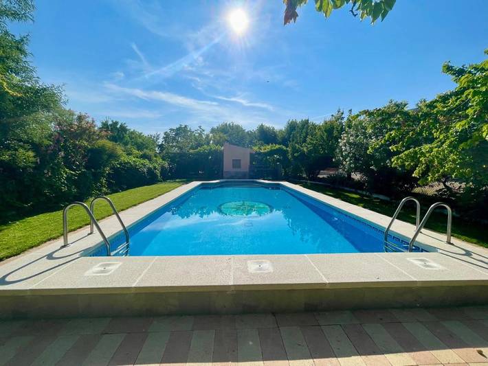 Apartamento para 25 personas, con Terraza y Jardín además de Piscina y Vistas en Albacete