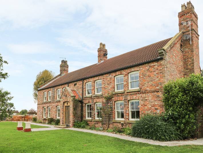 Vacation rental for 12 people, with yard in York