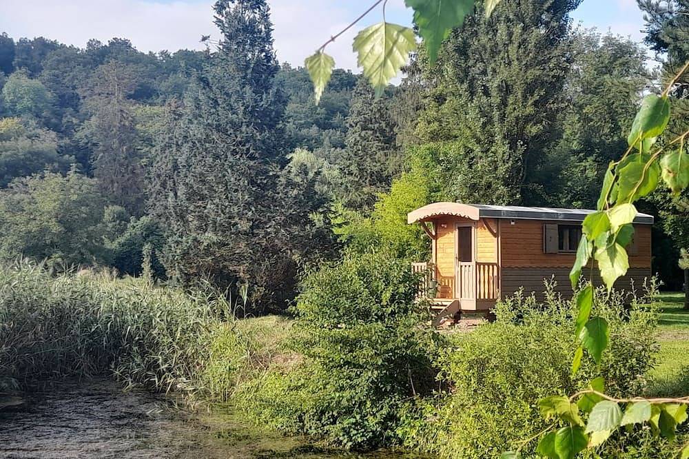 Roulotte écologique en pleine nature dans un écolieu Bourgogne in Druyes-les-Belles-Fontaines, Région d'Auxerre