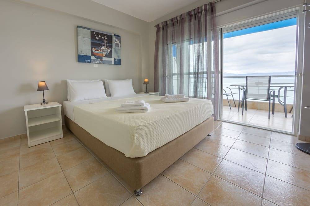 Ganze Wohnung, Direkt am Strand gelegene Ferienwohnung mit herrlichem Meerblick in Xiropigado, Kynouria