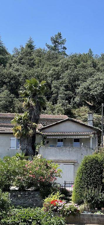 Gîte pour 4 personnes, avec jardin ainsi que terrasse et piscine, animaux acceptés à Saint-Fortunat-sur-Eyrieux