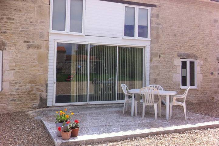 Location de vacances pour 8 personnes, avec jardin et piscine à Dœuil-sur-le-Mignon