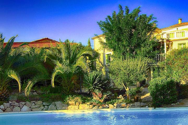 Location de vacances pour 4 personnes, avec piscine ainsi que jardin et terrasse à Canaules-et-Argentières