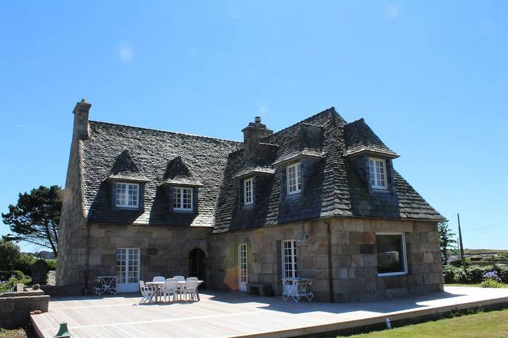 Huge breton stone manor mansion with sea view by the lighthouse in Lilia, Plouguerneau