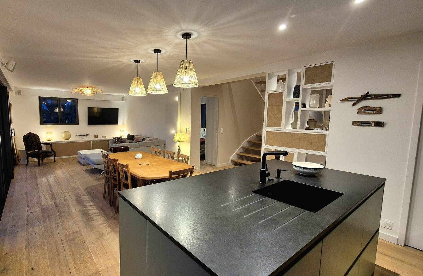 Maison Desmathi: terraza con jacuzzi y jardín en Saint-Pierre-Quiberon in Saint-Pierre-Quiberon, Côte des Mégalithes