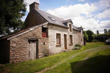 Gîte pour 5 personnes, avec vue et terrasse à Hénon