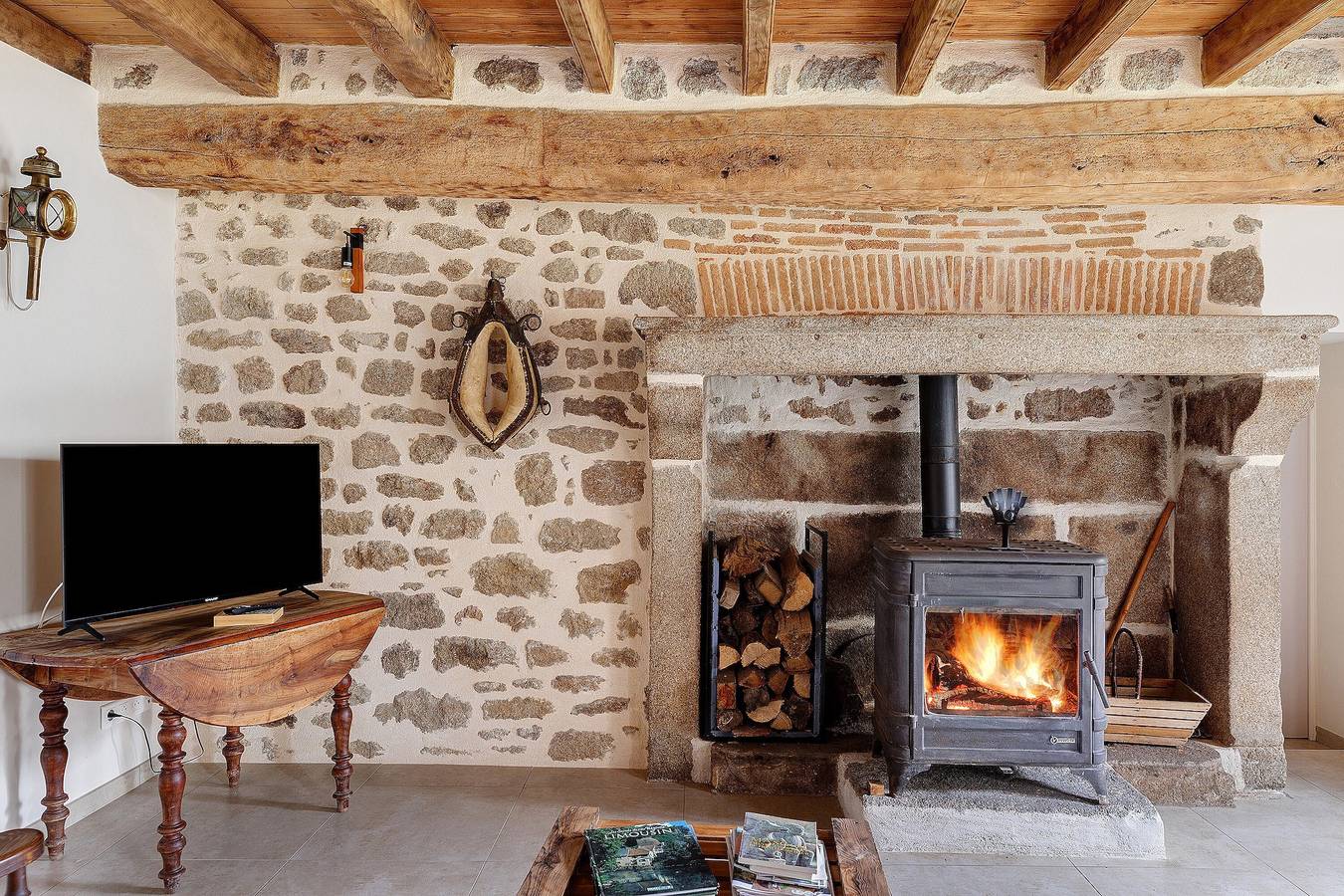 Casa Vacacional 'Gite Village De La Pierre De Masgot' con Terraza, Jardín Privado y Wi-Fi in Fransèches, Región de Aubusson