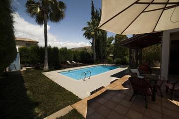 Cottage pour 4 personnes, avec jardin ainsi que vue et piscine dans Πισσούρι