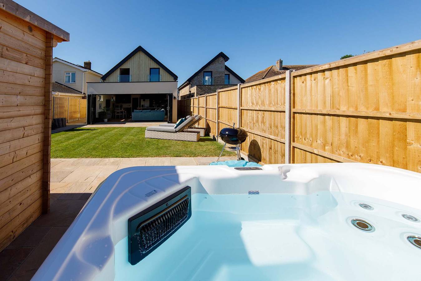 Luxury designer coastal home for 10 with hot tub in West Wittering, West Sussex