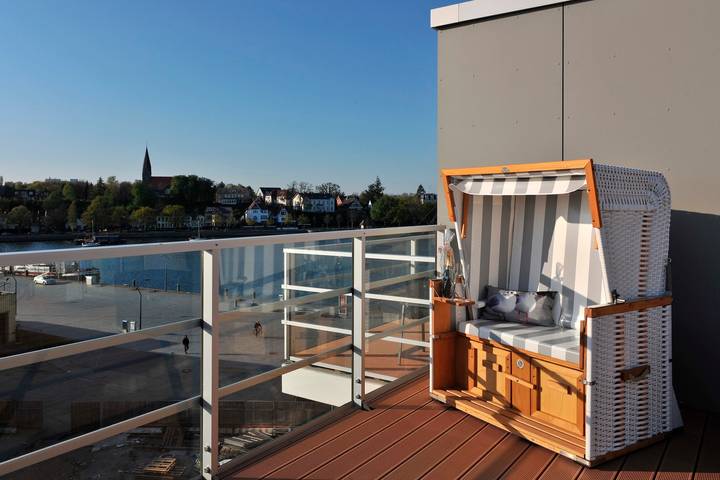 Ganze Ferienwohnung, Apartment 37 "Sonnendeck", Blickrichtung  von der Terrasse auf das Offenes Meer, Strand, Innenstadt in Eckernförde, Rendsburg-Eckernförde