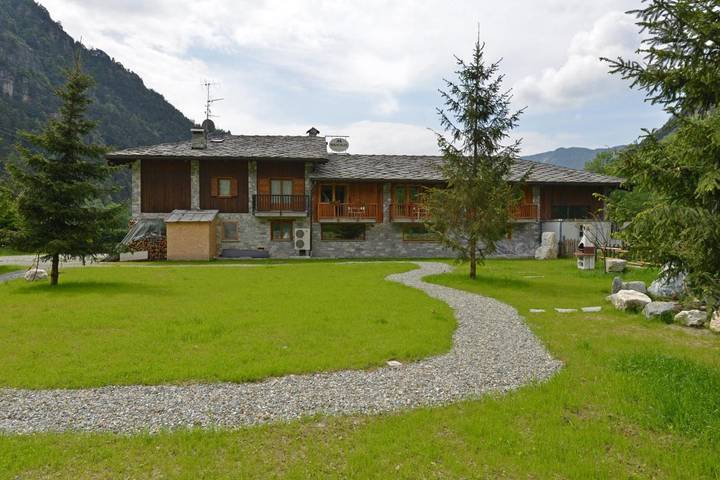 Chambre d’hôte pour 2 personnes, avec vue ainsi que jardin et sauna dans Vallée d'Aoste