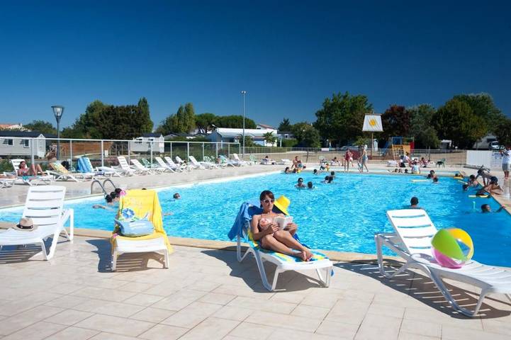 Appart’hôtel pour 6 personnes, avec piscine ainsi que vue et terrasse, animaux acceptés