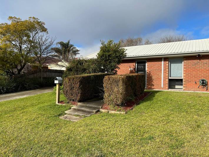 2 bedroom private unit with enclosed back yard in Shire of East Gippsland