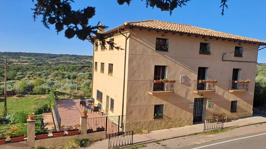 Aparthotel para 2 personas, con vistas además de jardín y piscina en Somontano de Barbastro - 2