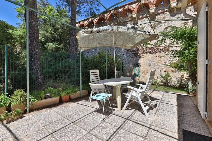 Gîte pour 2 personnes, avec terrasse et jardin dans Chateau Charles Roux Sausset Les Pins - 4
