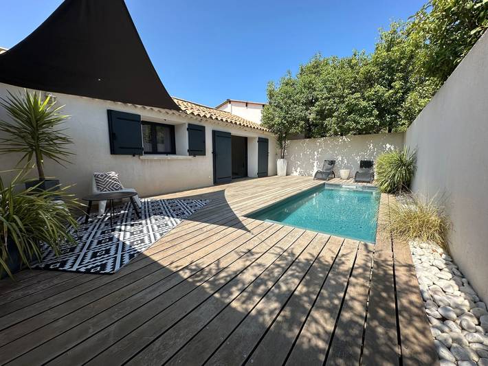 Eine kleine Ecke der Provence. Privater beheizter Pool in Istres, Mittelmeerküste (Frankreich)