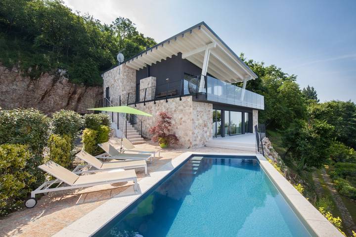 Villa Montelago With Pool in San Zeno di Montagna, Montañas Garda