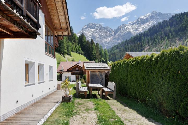 Hel lägenhet, Apartment "Ciasa Mirio Sass" with Mountain View, Wi-Fi & Garden in Rumestluns, Wengen (Italia)