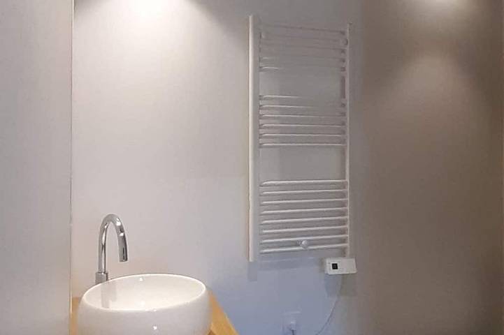 Location de vacances pour 6 personnes, avec terrasse ainsi que jardin et piscine à Azerat - 4