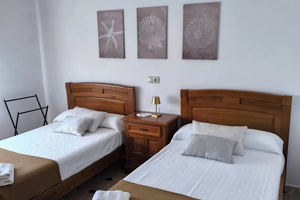 Casa Vistas Mar Ribeira: Porch, Barbecue, and Parking. Beach 3 min. away Families in Ribeira, Rías Baixas